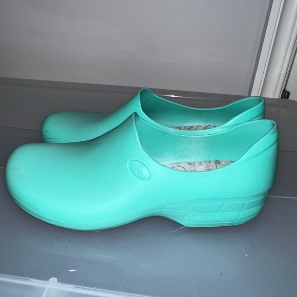 Sticky Shoes W8 Nursing, Chef, Kitchen,Work Clogs Waterproof NonSlip Light Green - Picture 8 of 13